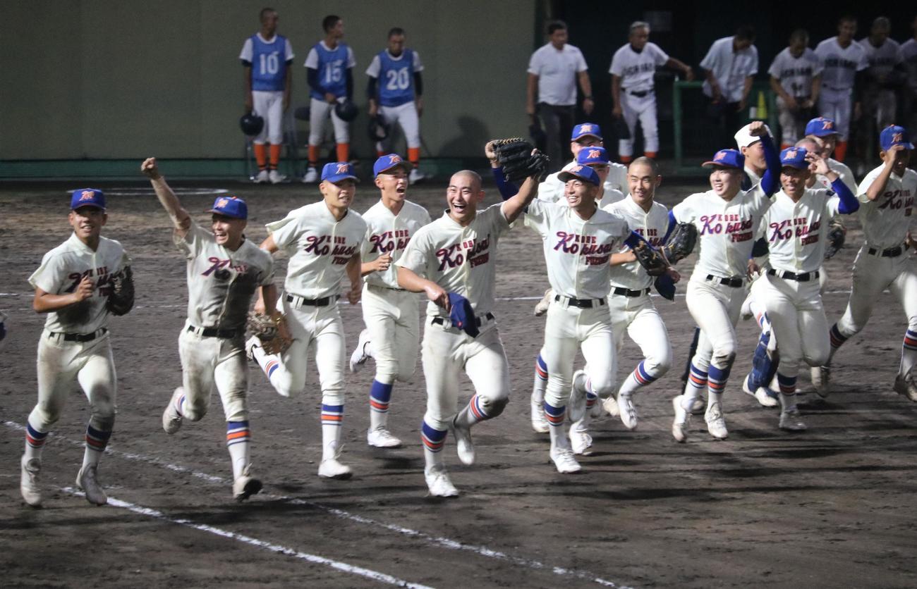 神戸国際大付対市尼崎　優勝した神戸国際大付ナインが笑顔でスタンドへと駆け出す（撮影・林亮佑）