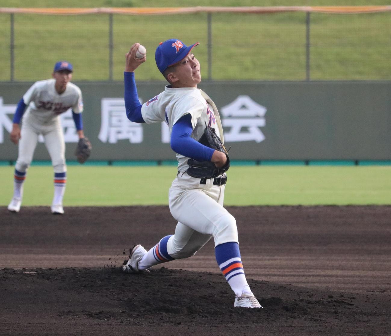 神戸国際大付対市尼崎　神戸国際大付先発の秋田が力投する（撮影・林亮佑）
