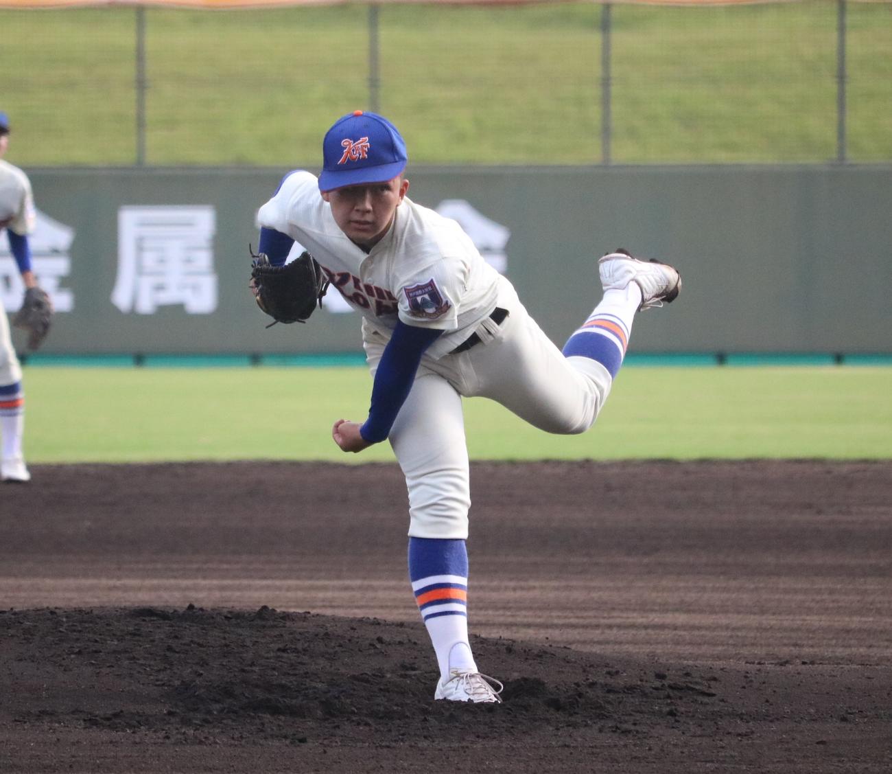 神戸国際大付対市尼崎　神戸国際大付先発の秋田が力投する（撮影・林亮佑）