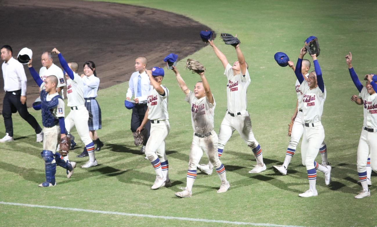 神戸国際大付対市尼崎　優勝した神戸国際大付ナインがスタンドへガッツポーズを見せる（撮影・林亮佑）