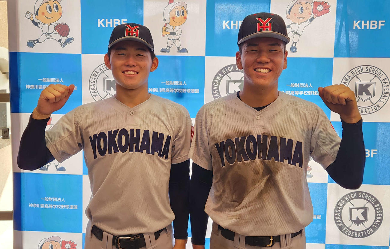 東海大相模に勝利し、笑顔でガッツポーズを見せる横浜・江坂（左）と小野（撮影・保坂淑子）