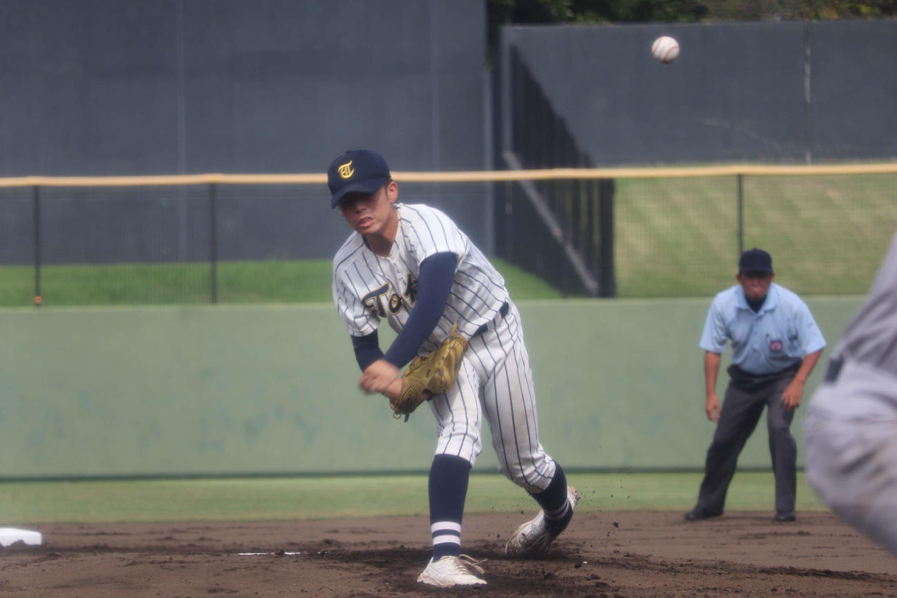 継続試合で、前日に続きマウンドに上がった、東海大相模のエース三渡（撮影・保坂淑子）