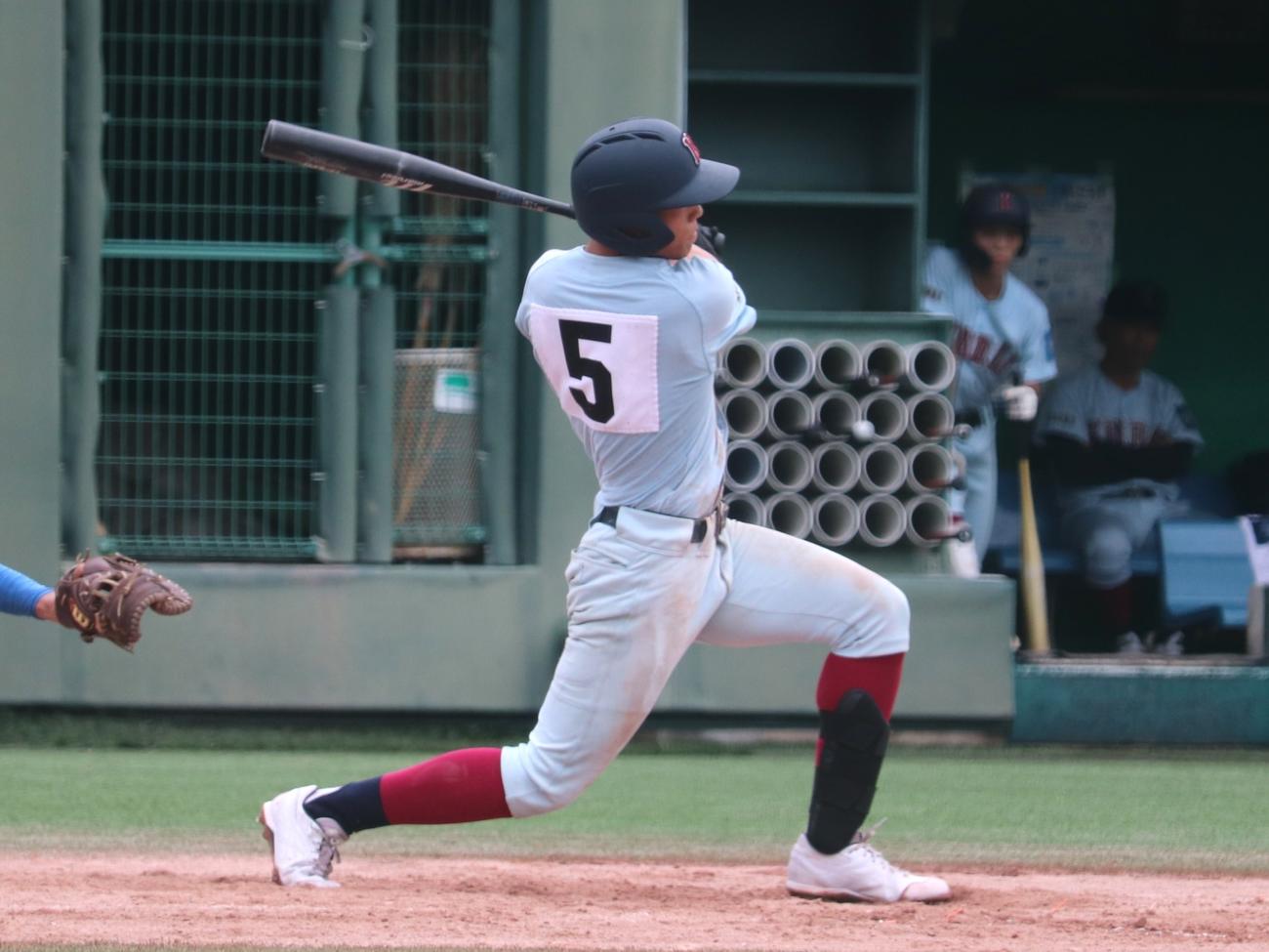 太成学院大高戦の4回、この日3本目の安打を左前に真放つ近大付・小久保（撮影・中島麗）
