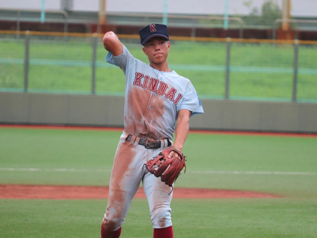 大阪大会準決勝　太成学院大高対近大付　攻守交代のキャッチボールを行う、近大付・小久保（撮影・中島麗）