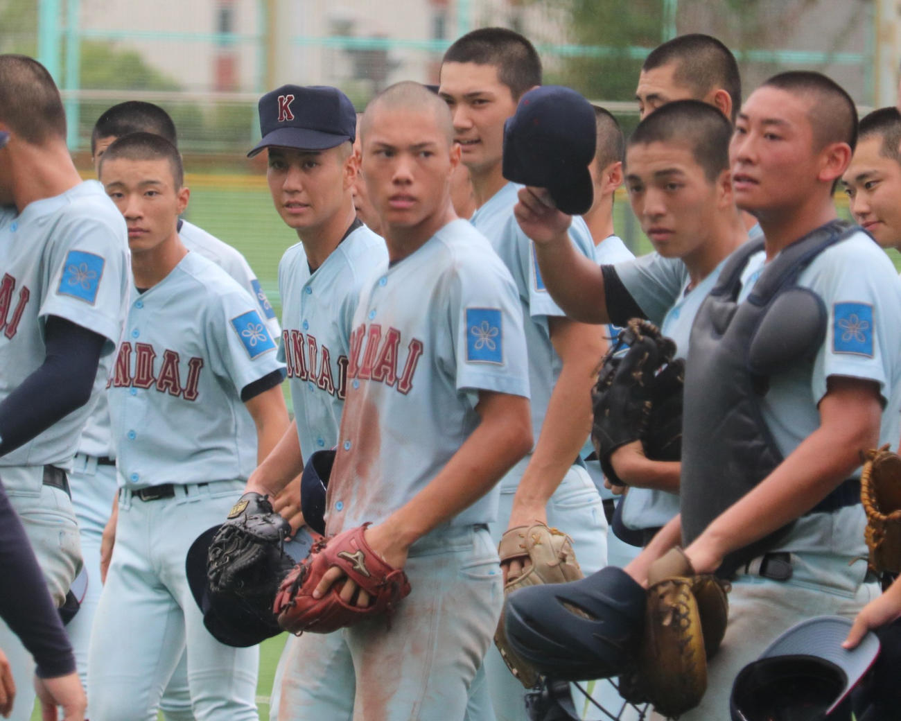 大阪大会準決勝　太成学院大高対近大付　試合後にナインと整列する、近大付・小久保（写真中央）（撮影・中島麗）