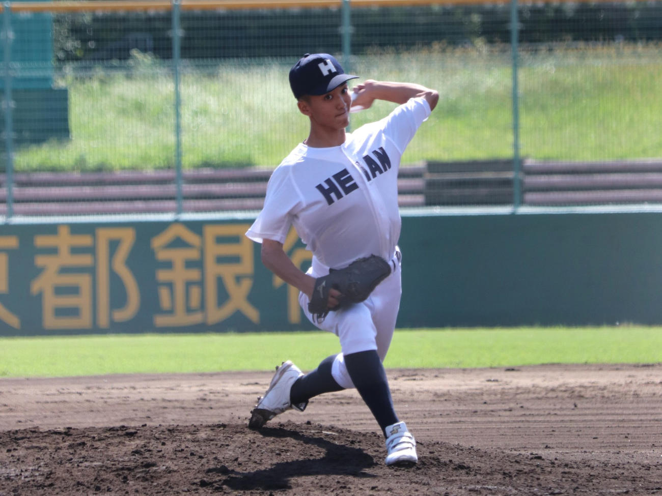 京都大会決勝　龍谷大平安対乙訓　先発した、龍谷大平安の1年生で背番号10・三城（みき）（撮影・中島麗）