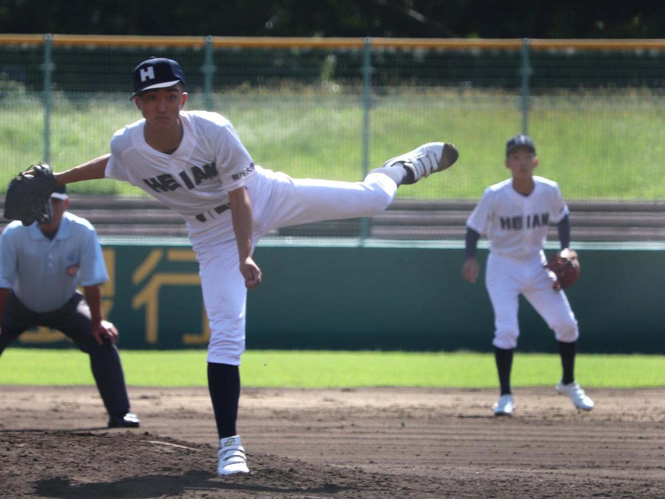 京都大会決勝　龍谷大平安対乙訓　先発した、龍谷大平安の1年生で背番号10・三城（みき）（撮影・中島麗）