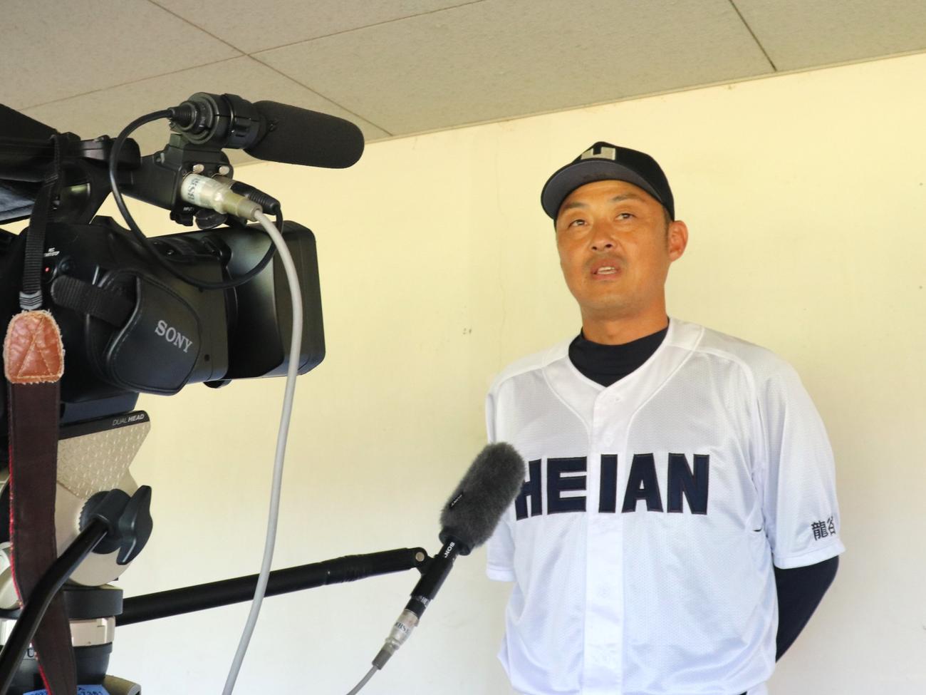 龍谷大平安対乙訓　試合後、取材に応じる龍谷大平安・川口監督（撮影・中島麗）