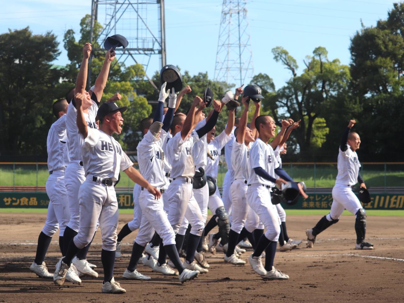 京都大会決勝　龍谷大平安対乙訓　延長11回タイブレークサヨナラで優勝を決め、拳を突き上げて喜びに浸る、龍谷大平安ナイン（撮影・中島麗）