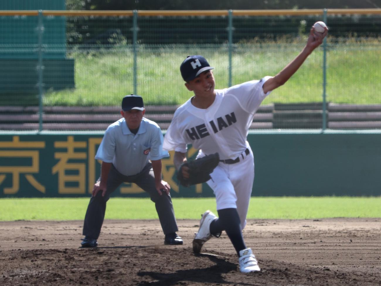京都大会決勝　龍谷大平安対乙訓　先発した、龍谷大平安の1年生で背番号10・三城（みき）（撮影・中島麗）