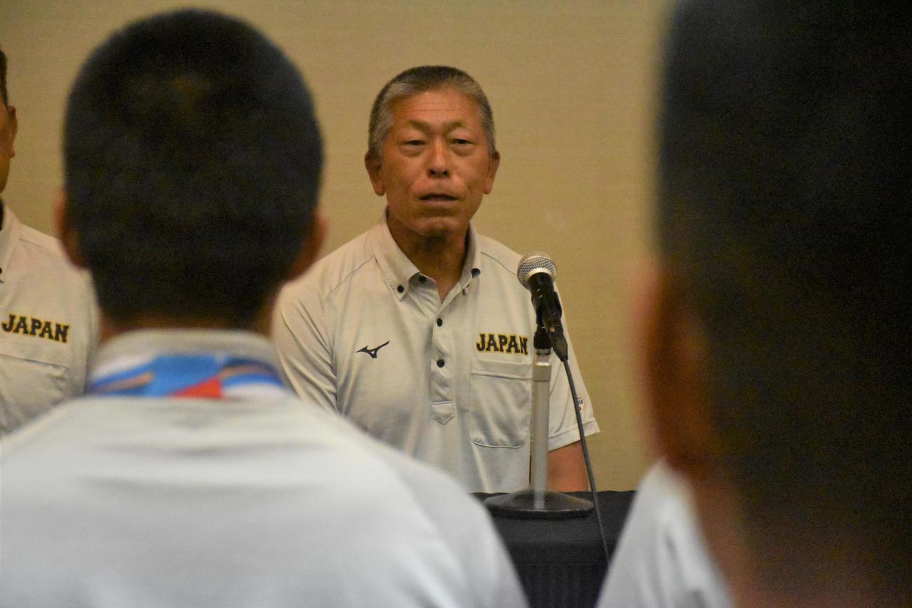 U18日本代表の解団式で話す小倉全由監督（2025年9月15日撮影）
