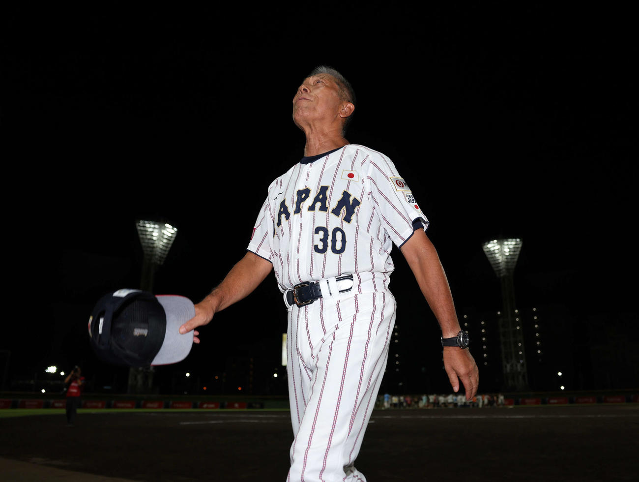 グラウンドを引き揚げる日本・小倉監督（2025年9月14日撮影）