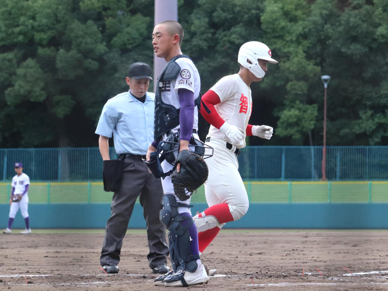 奈良大会決勝　天理対智弁学園　8回1死一塁でが逆転の右越え2ランを放った智弁学園の先発・杉本（撮影・中島麗）