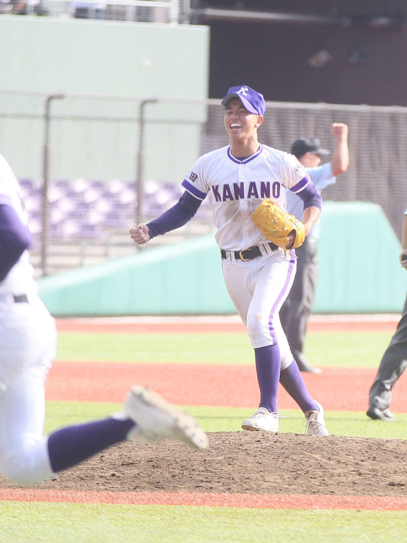 金足農対東海大山形　ラストバッタを抑えガッズポーズをする金足農・武藤（撮影・高橋香奈）