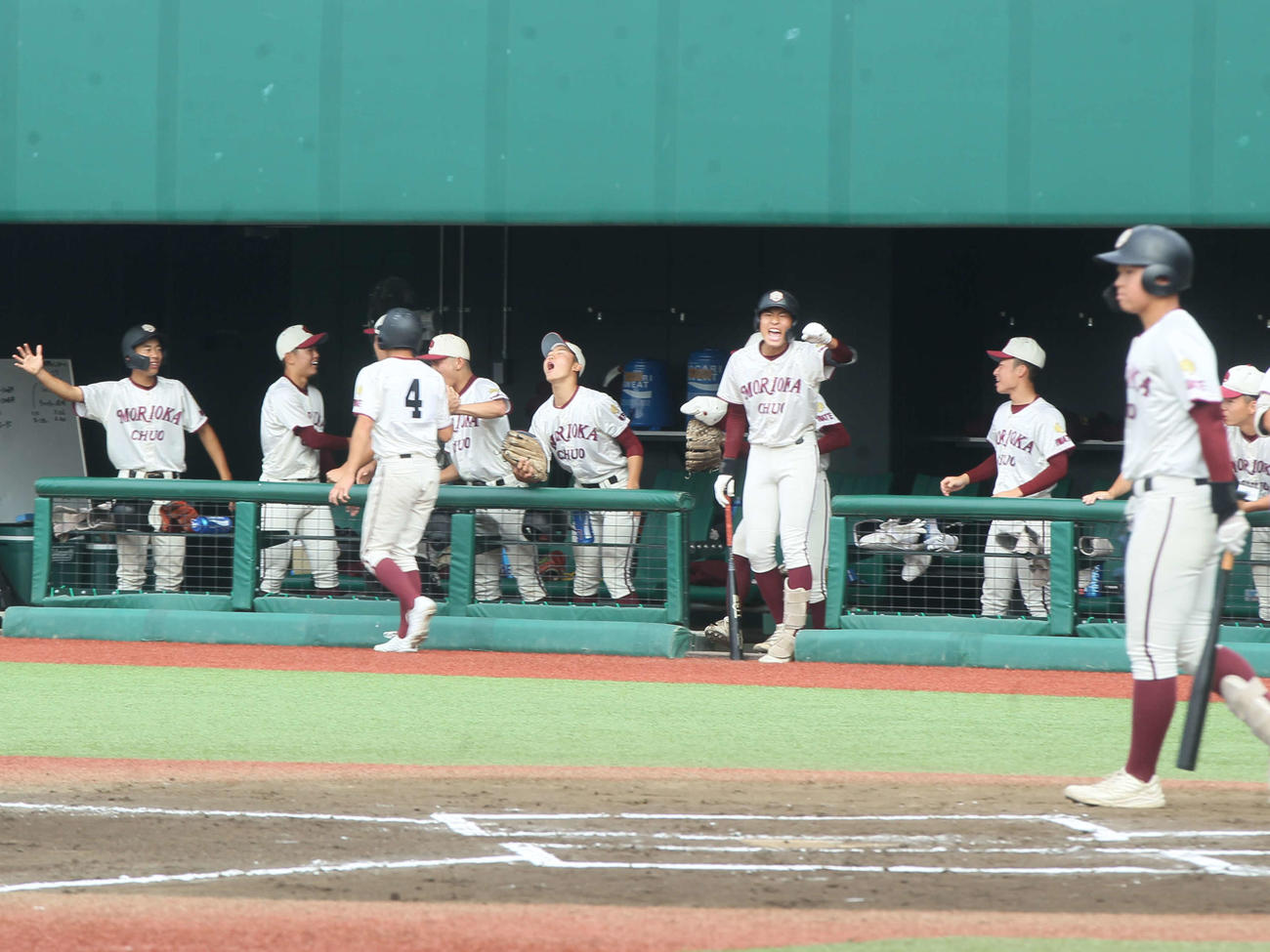 盛岡中央対青森山田　1回先制点をあげ、盛り上がる盛岡中央ベンチ（撮影・高橋香奈）