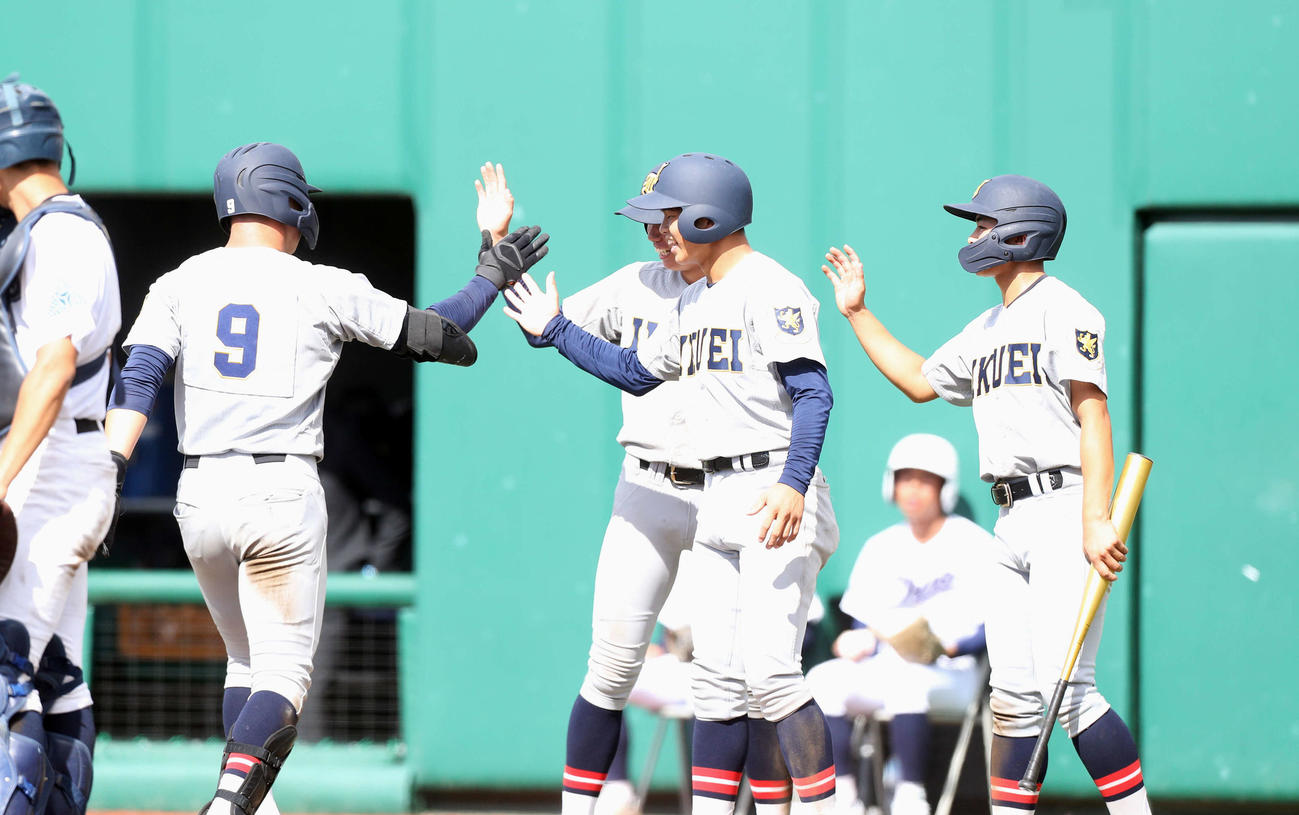 仙台育英対秋田中央　5回、満塁本塁打を放った田山を迎える仙台育英ナイン（撮影・木村有優）