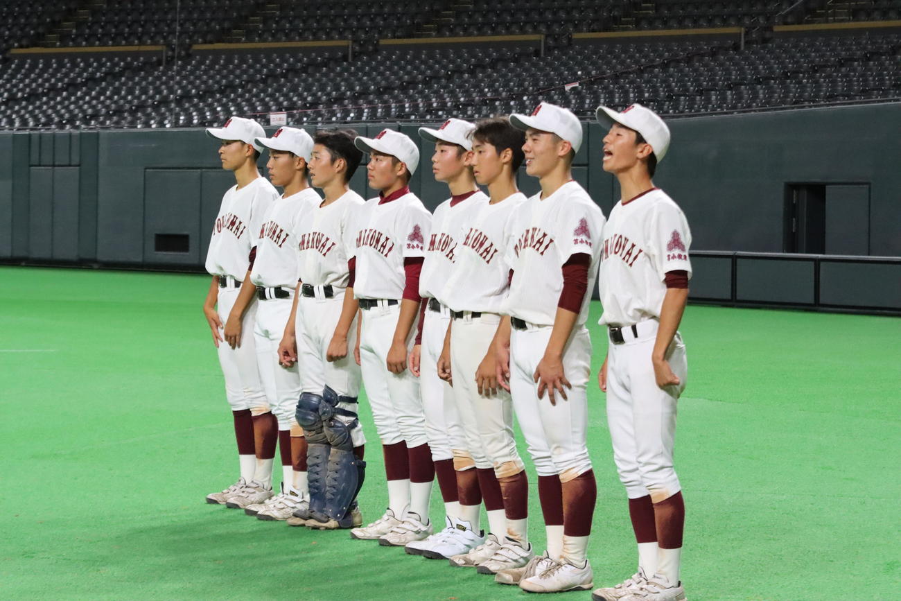 1年生8人で公式練習に臨んだ苫小牧東の選手ら（撮影・保坂果那）