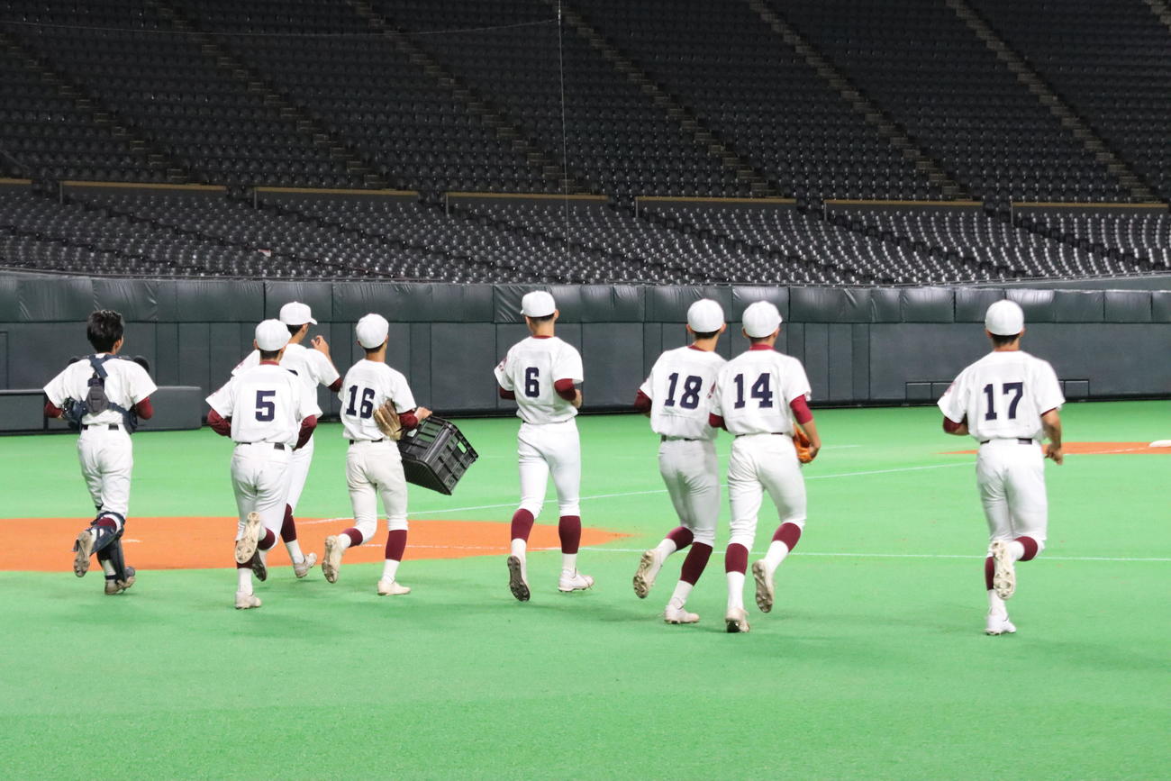 練習を開始する苫小牧東の8選手（撮影・保坂果那）