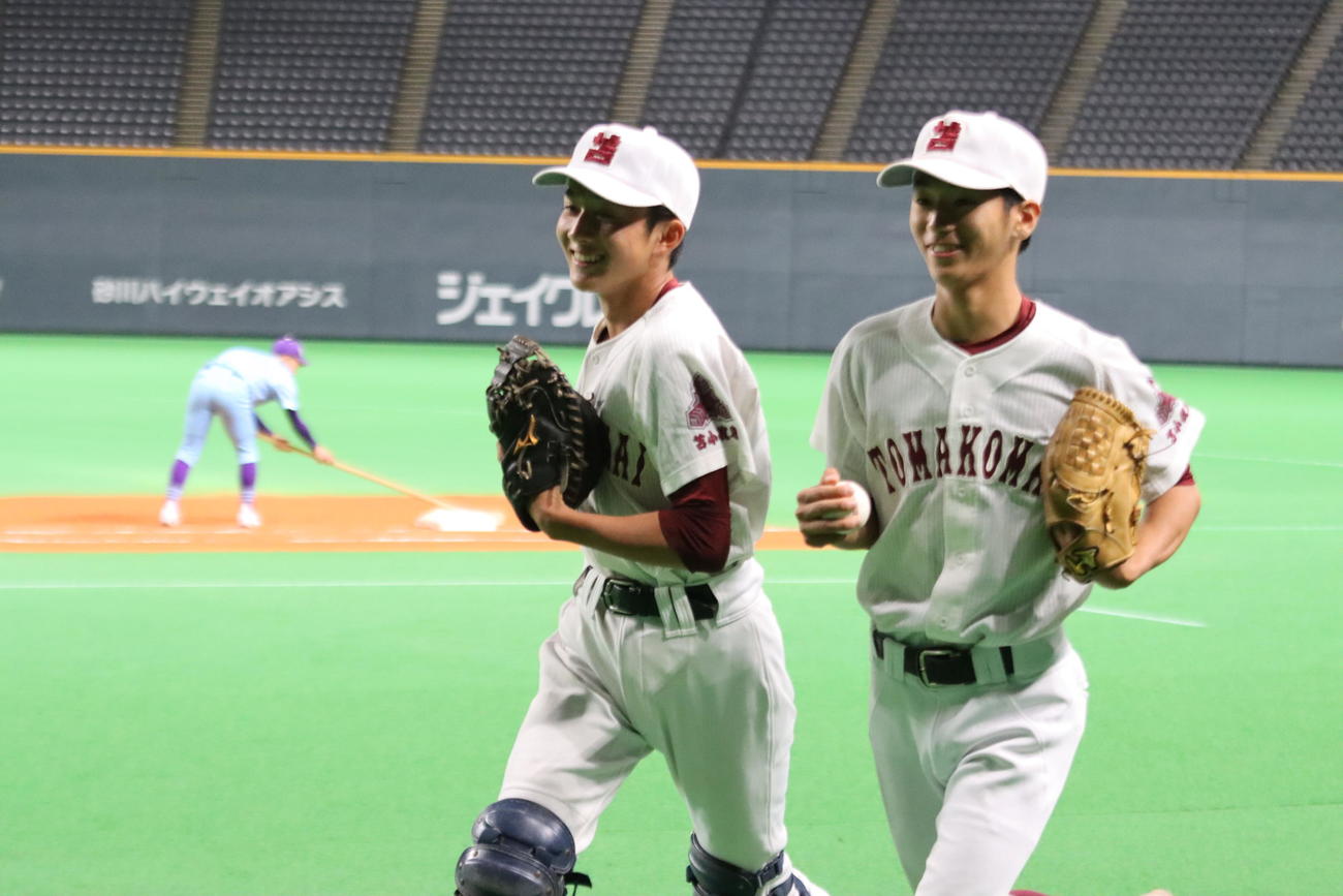 公式練習に参加する苫小牧東の松崎（左）と佐久間（撮影・保坂果那）