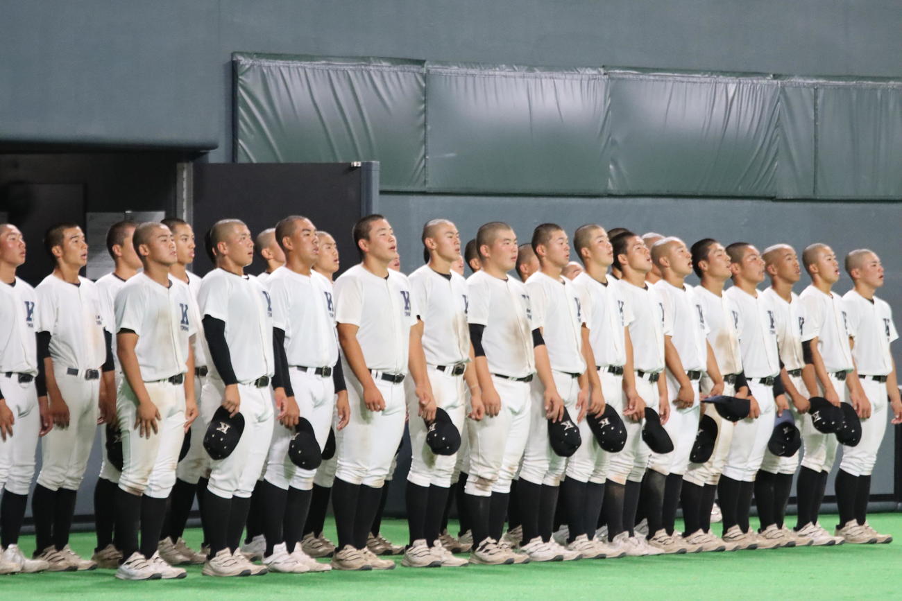 公式練習を終え、あいさつする駒大苫小牧ナイン（撮影・保坂果那）