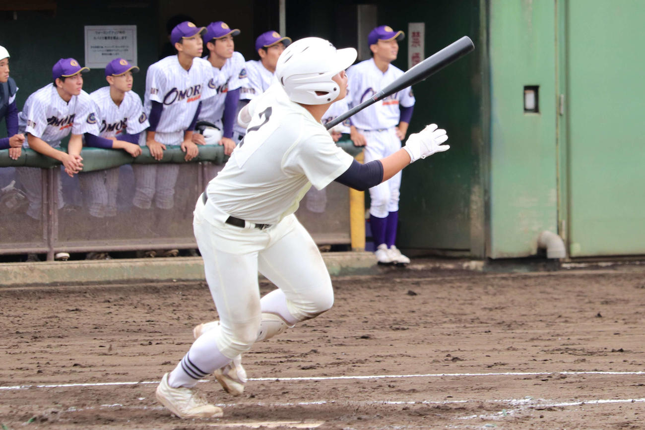 3回、左越えソロ本塁打を放つ、日大三の田中（撮影・保坂淑子）