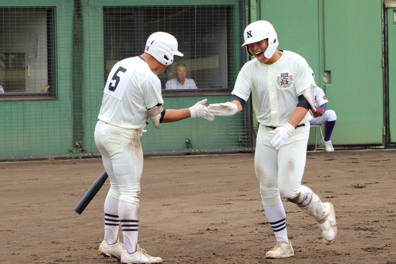 3回、左越えソロ本塁打を放ち、チームメートと笑顔でタッチする（左）日大三の田中（撮影・保坂淑子）