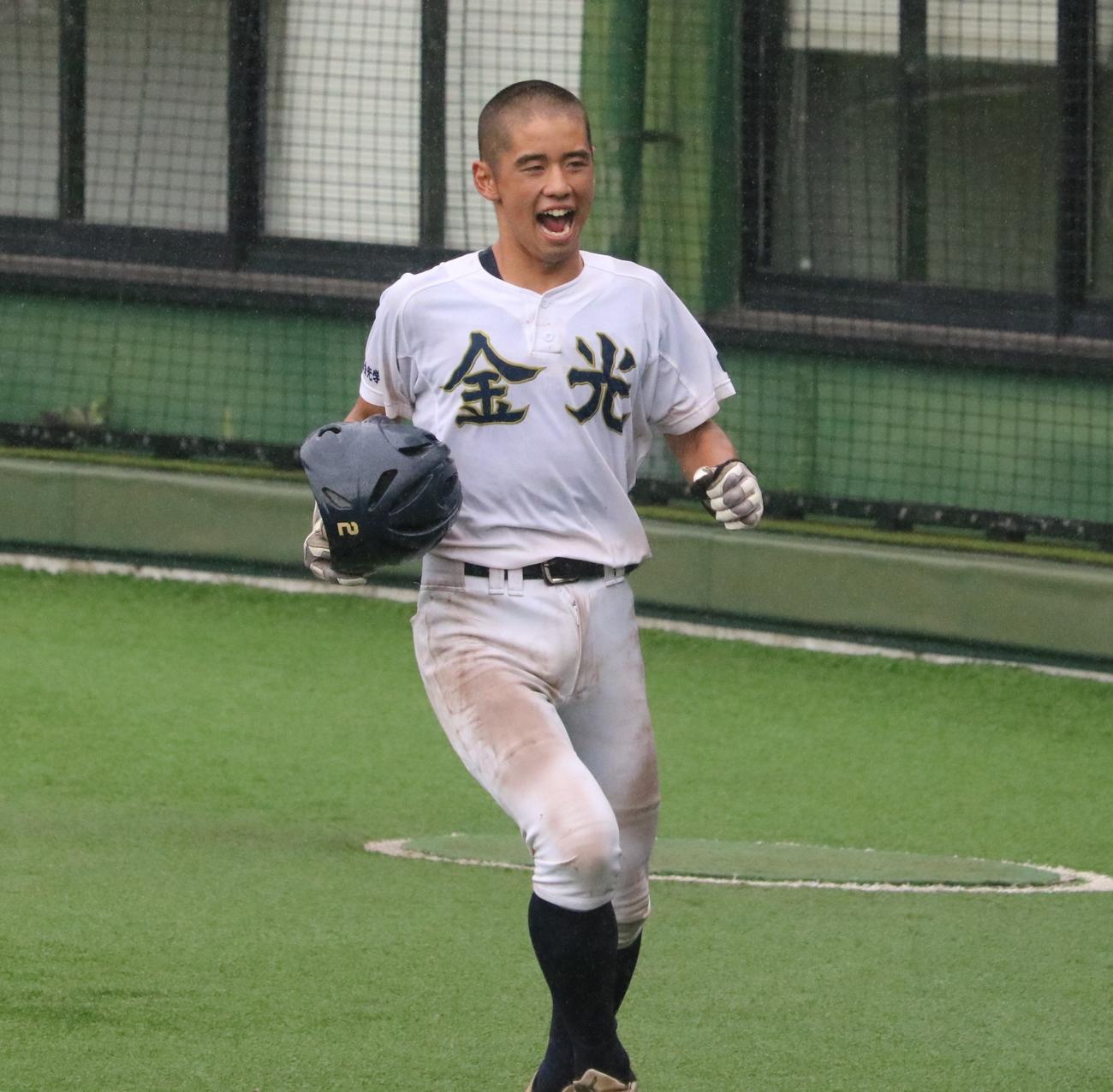 太成学院大高対金光大阪　6回表、金光大阪の坂本が勝ち越しのセーフティースクイズを決めて笑顔でベンチへ戻る（撮影・林亮佑）