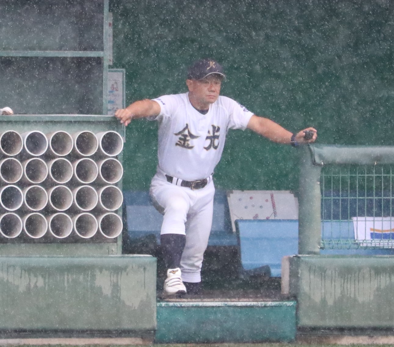 太成学院大高対金光大阪　金光大阪の横井監督が雨の中で戦況を見守る（撮影・林亮佑）