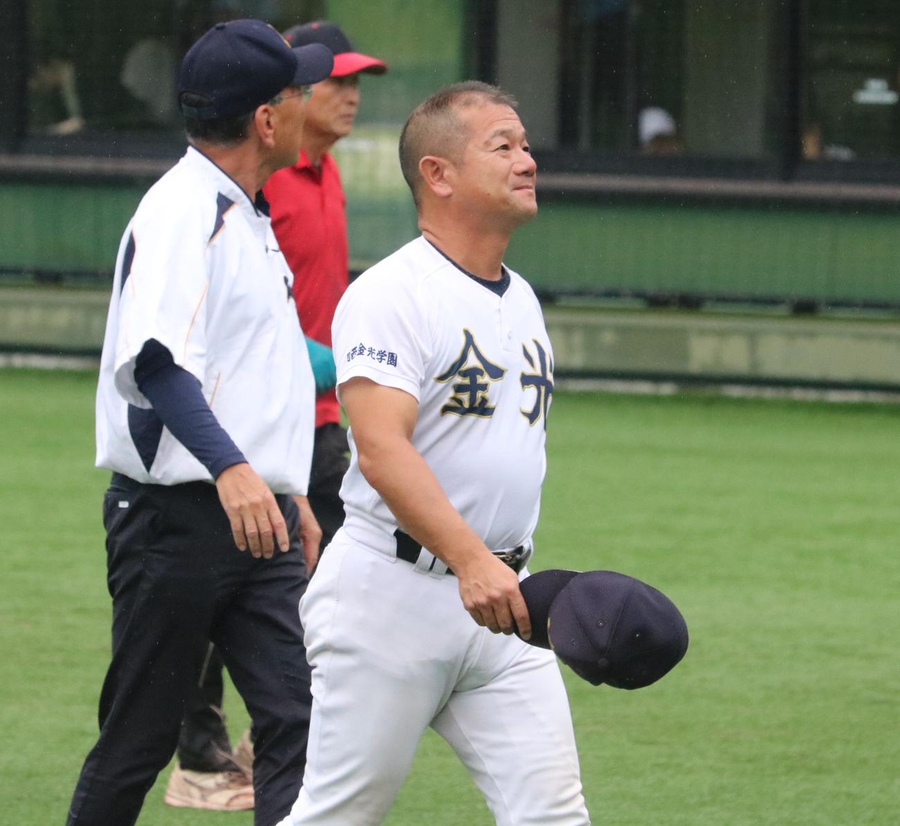 太成学院大高対金光大阪　スタンドへあいさつを終えた金光大阪の横井監督が笑顔で引き上げる（撮影・林亮佑）
