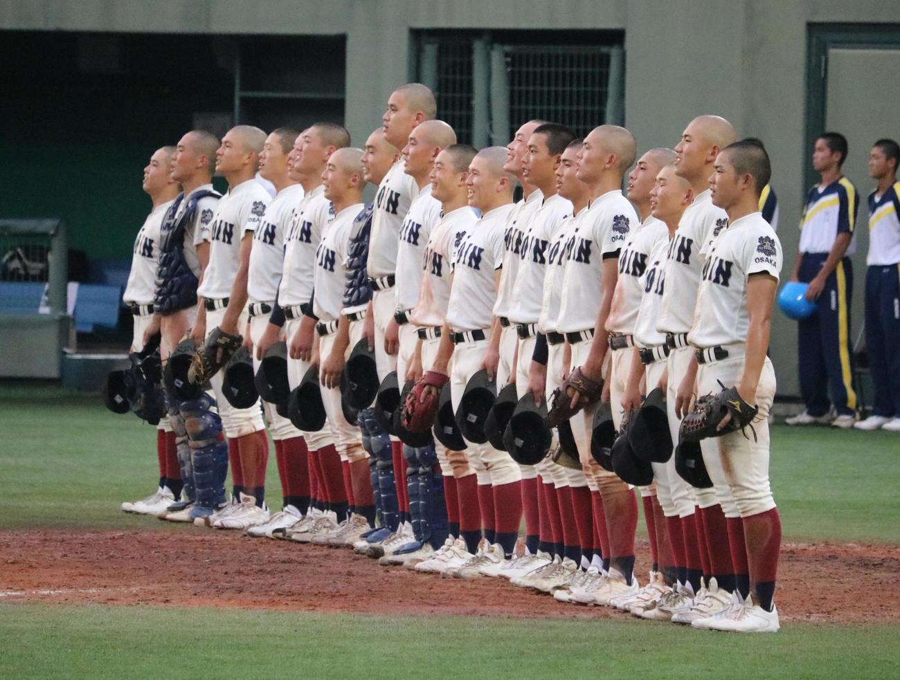 大阪桐蔭対近大付　優勝した大阪桐蔭ナインが校歌を歌う（撮影・林亮佑）