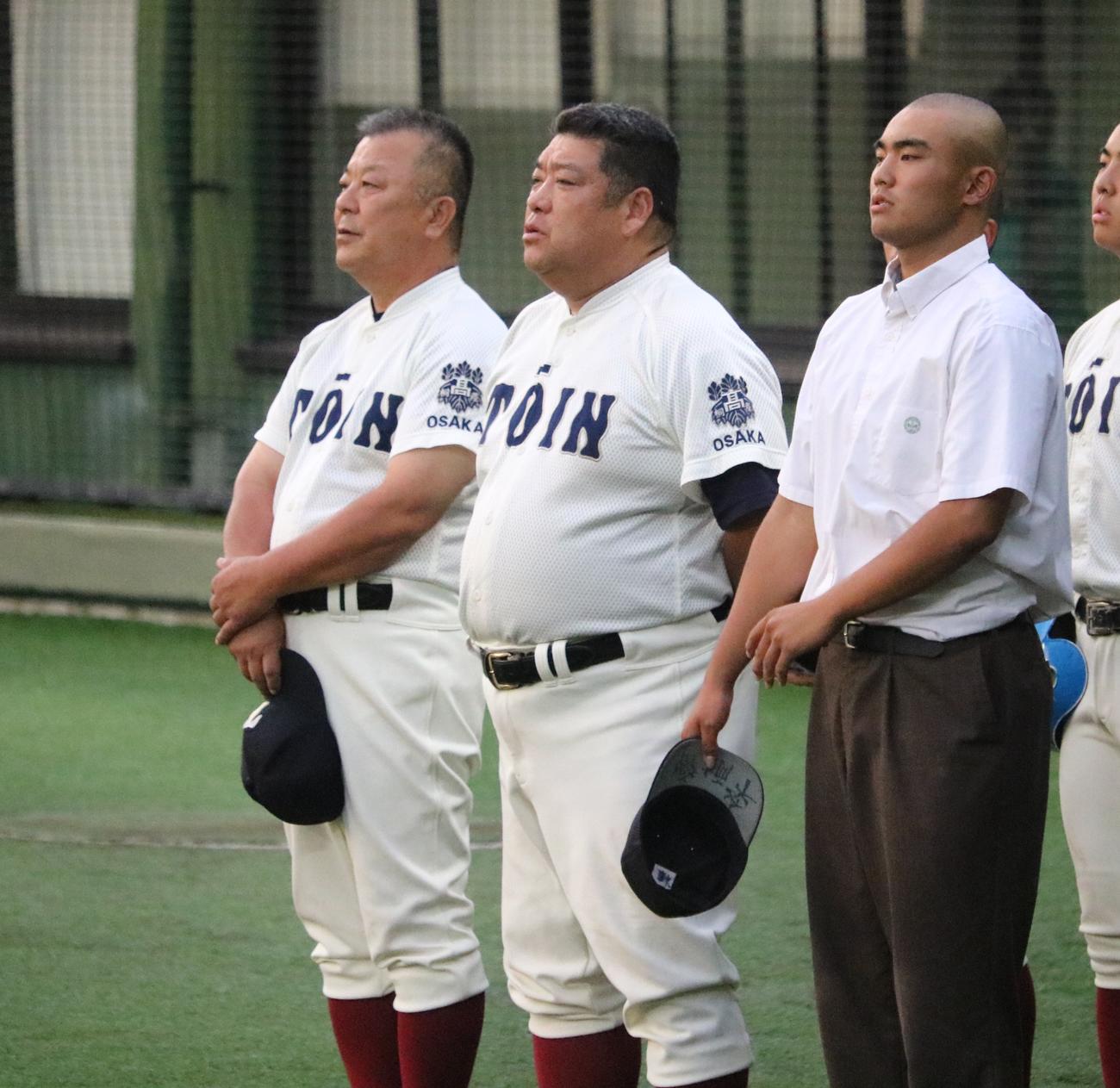 大阪桐蔭対近大付　大阪桐蔭の西谷監督が校歌を歌う（撮影・林亮佑）