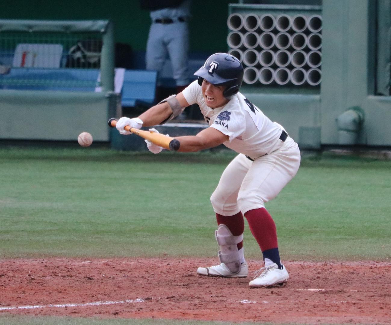 大阪桐蔭対近大付　7回裏、大阪桐蔭の黒川が勝ち越しのスクイズを決める（撮影・林亮佑）
