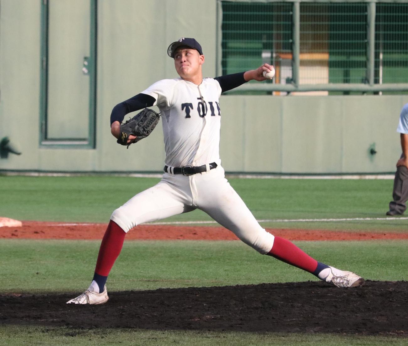 大阪桐蔭対近大付　大阪桐蔭先発の吉岡（撮影・林亮佑）