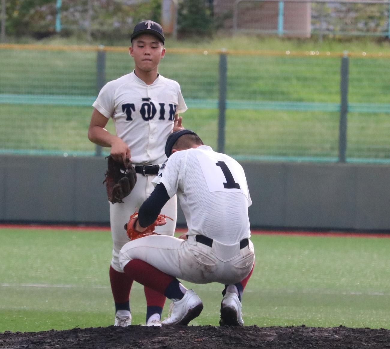 大阪桐蔭対近大付　5回表、大阪桐蔭の吉岡が2点を勝ち越されてしゃがみこむ（撮影・林亮佑）