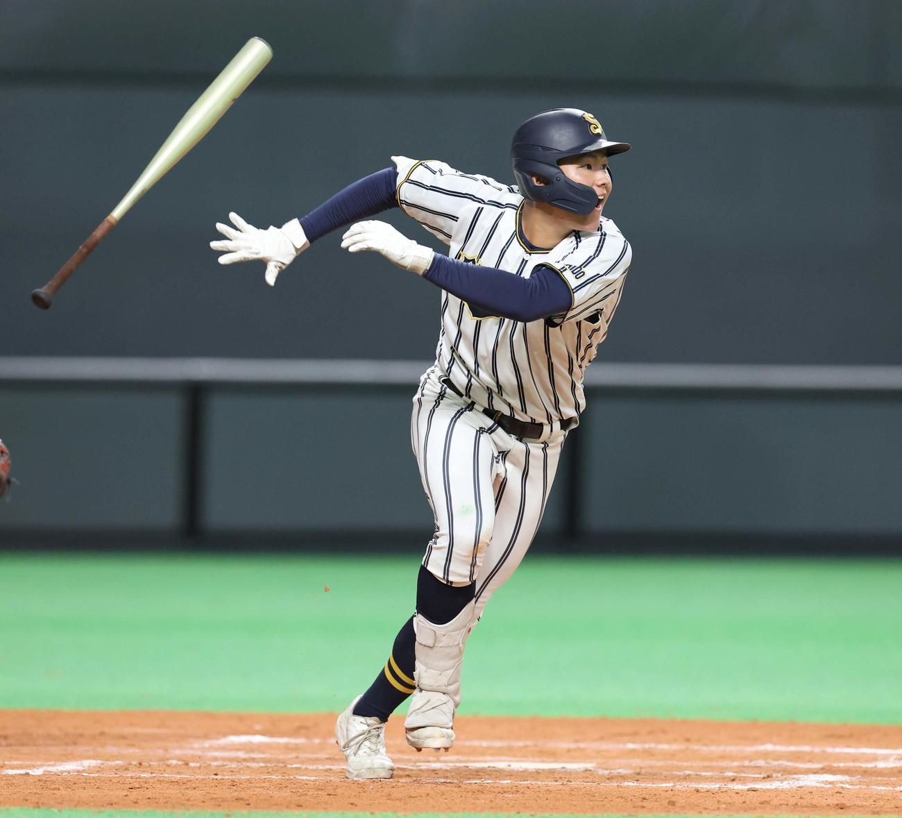 白樺学園対士別翔雲　9回表白樺学園2死二塁、右中間に適時二塁打を放つ菊島（撮影・黒川智章）