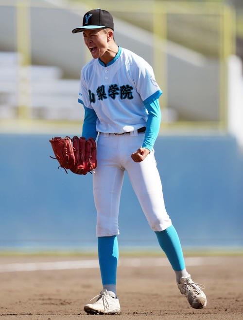 浦和学院対山梨学院　浦和学院に勝利し喜びを爆発させる山梨学院・檜垣（撮影・小島史椰）