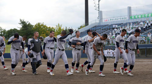 横浜対専大松戸　専大松戸に敗れガックリする横浜の選手たち（撮影・小島史椰）