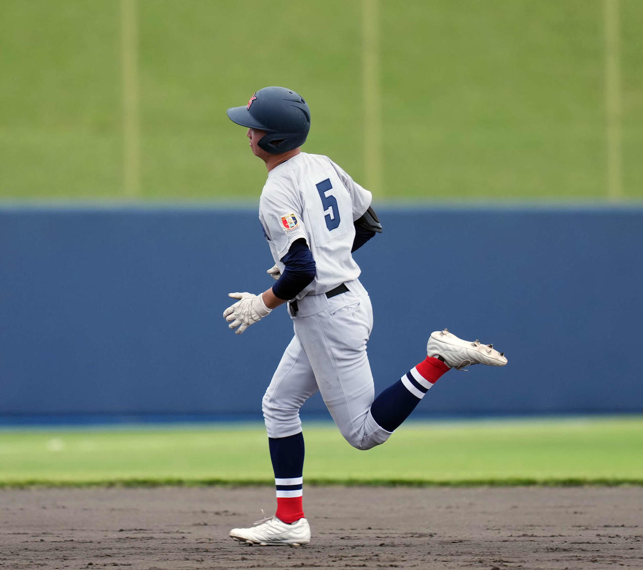 高崎商大付対横浜　5回裏横浜2死、本塁打を放つ横浜・川上（撮影・小島史椰）