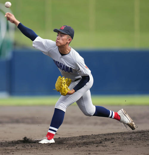 高崎商大付対横浜　先発の横浜・織田（撮影・小島史椰）