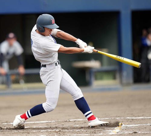 高崎商大付対横浜　2回裏横浜無死、先制本塁打を放つ横浜・千島（撮影・小島史椰）