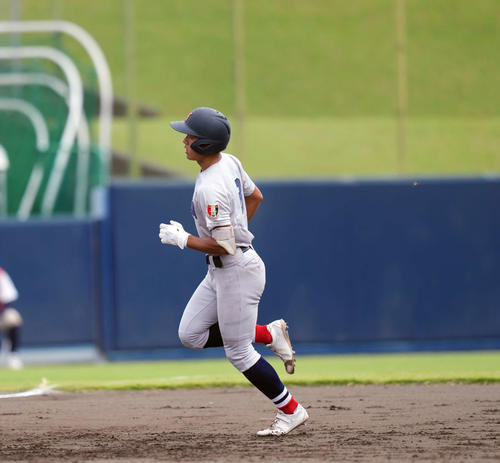 高崎商大付対横浜　2回裏横浜無死、先制本塁打を放つ横浜・千島（撮影・小島史椰）