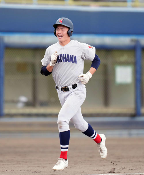 高崎商大付対横浜　5回裏横浜2死、本塁打を放つ横浜・川上（撮影・小島史椰）