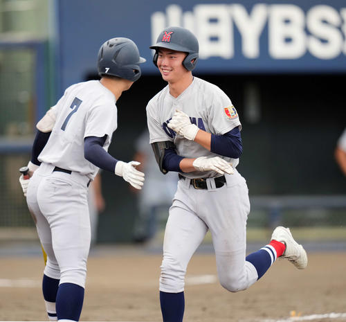 高崎商大付対横浜　5回裏横浜2死、本塁打を放ちハイタッチする横浜・川上（右）（撮影・小島史椰）