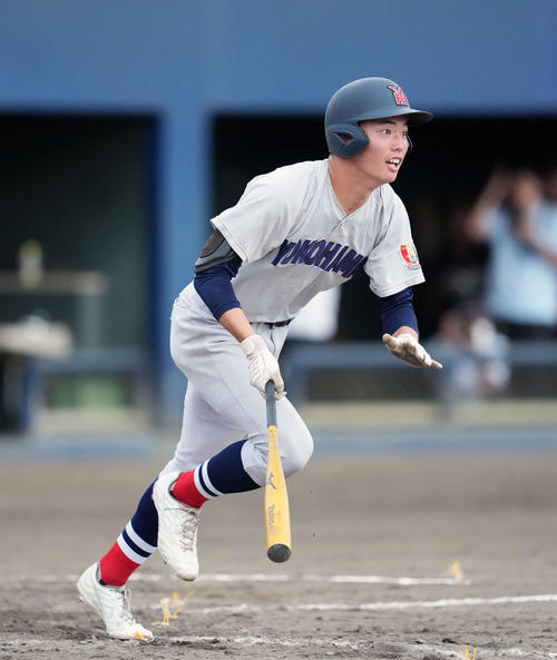 高崎商大付対横浜　9回裏横浜2死、サヨナラ本塁打を放つ横浜・川上＝2025年10月18日（撮影・小島史椰）