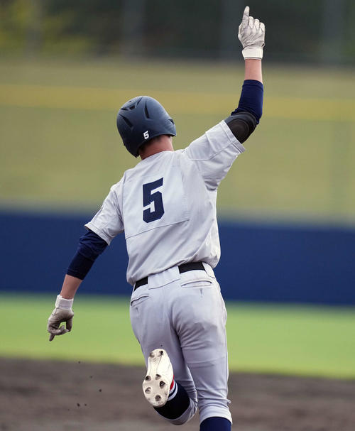 高崎商大付対横浜　9回裏横浜2死、サヨナラ本塁打を放つ横浜・川上＝2025年10月18日（撮影・小島史椰）