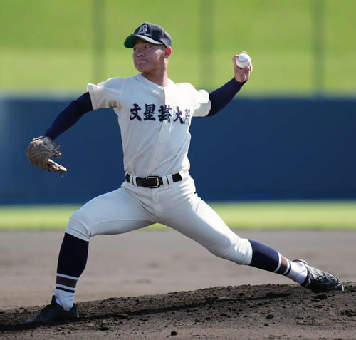 文星芸大付対専大松戸　先発の文星芸大付・津久井（撮影・小島史椰）