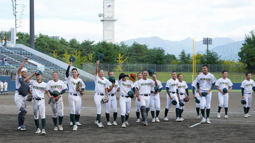 文星芸大付対専大松戸　文星芸大付に勝利し笑顔を見せる専大松戸の選手たち（撮影・小島史椰）