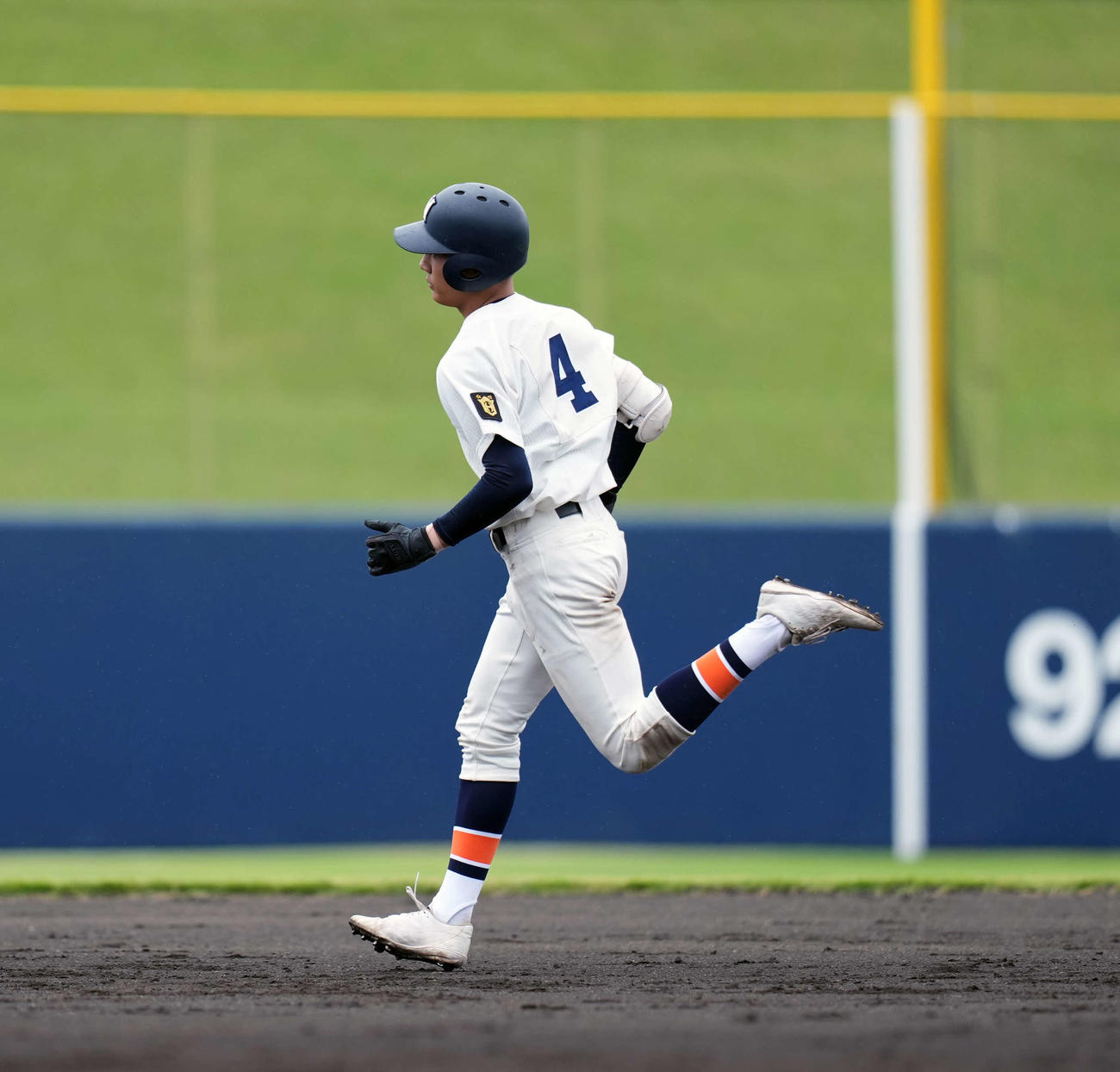 花咲徳栄対法政二　4回裏法政二2死一、二塁、3点本塁打を放つ法政二・榑松（撮影・小島史椰）