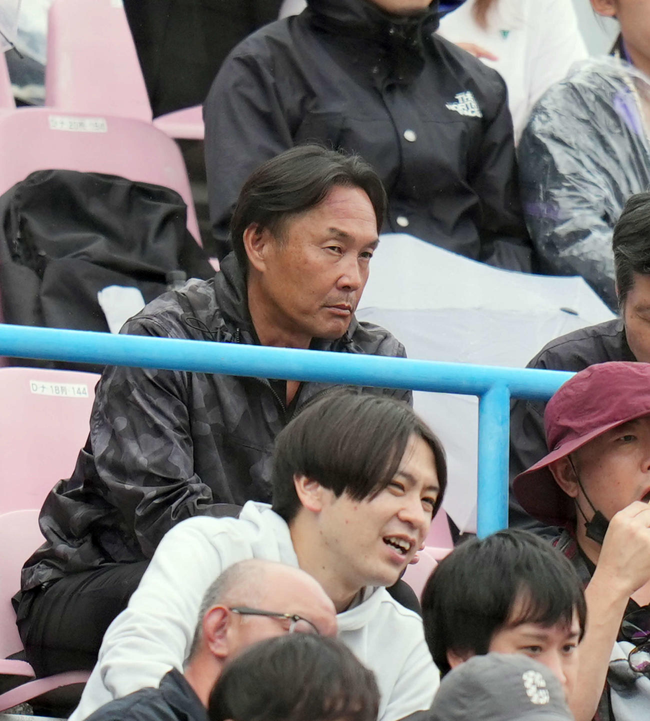 花咲徳栄対法政二　試合観戦する榑松伸介氏（撮影・小島史椰）