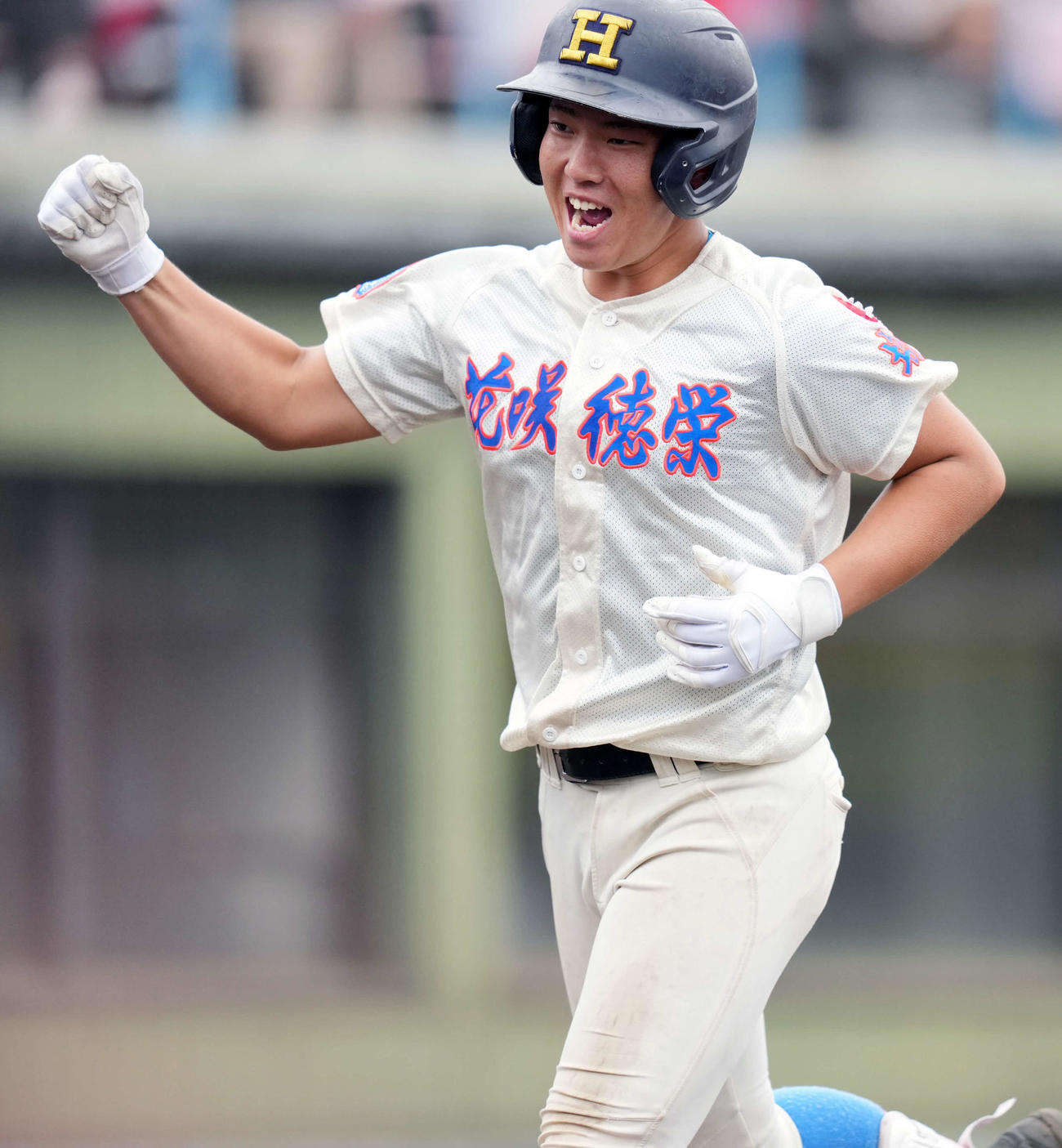 花咲徳栄対法政二　7回表花咲徳栄2死一塁、2点本塁打を放ちガッツポーズをする花咲徳栄・本田（撮影・小島史椰）